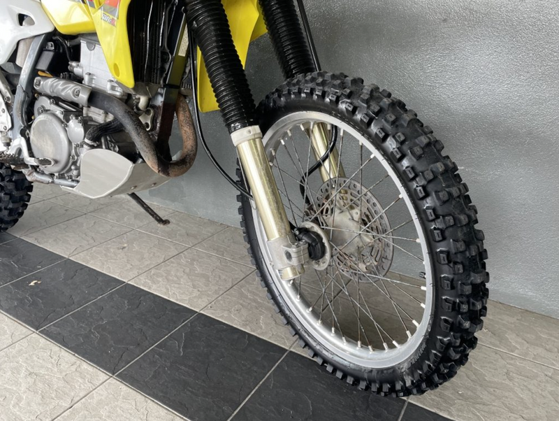 2005 Suzuki DRZ400: Stock