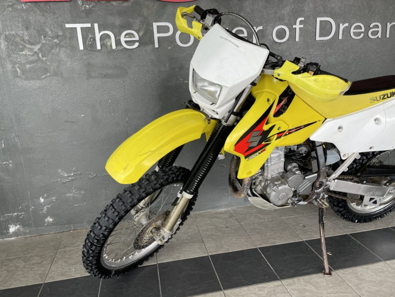2005 Suzuki DRZ400: Stock